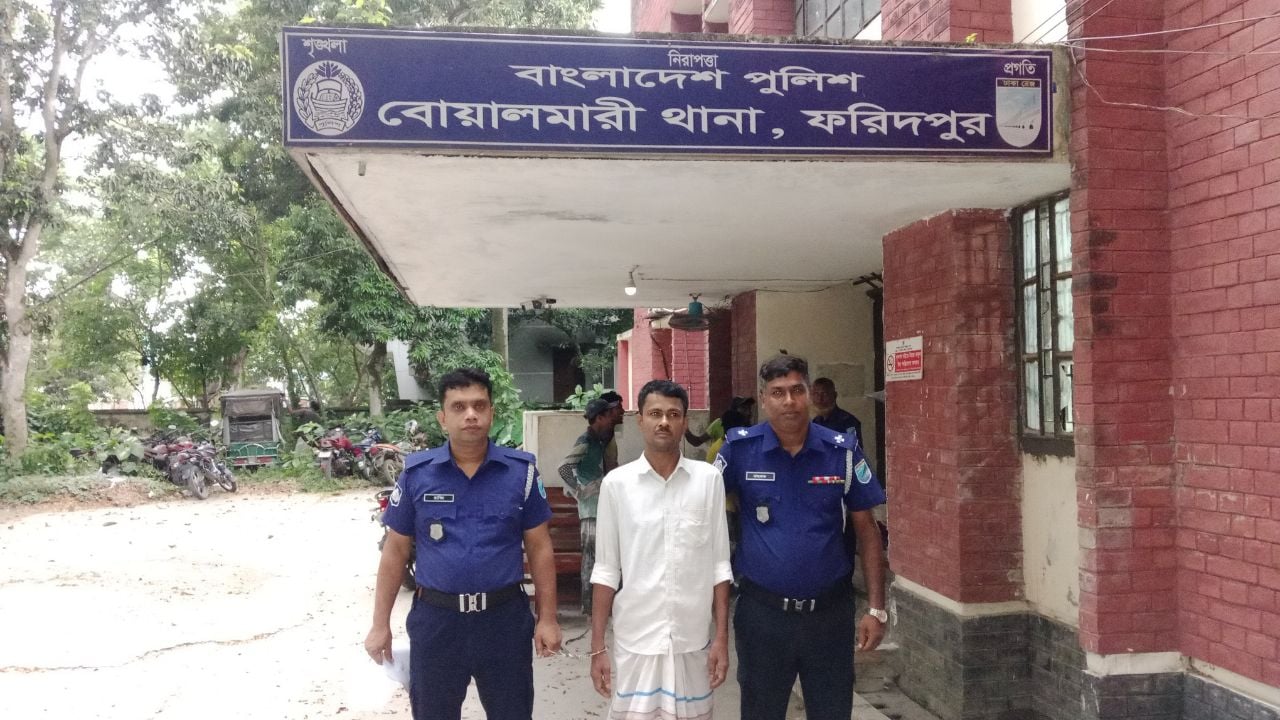 বোয়ালমারীতে ২০ মামলার পলাতক আসামি আটক