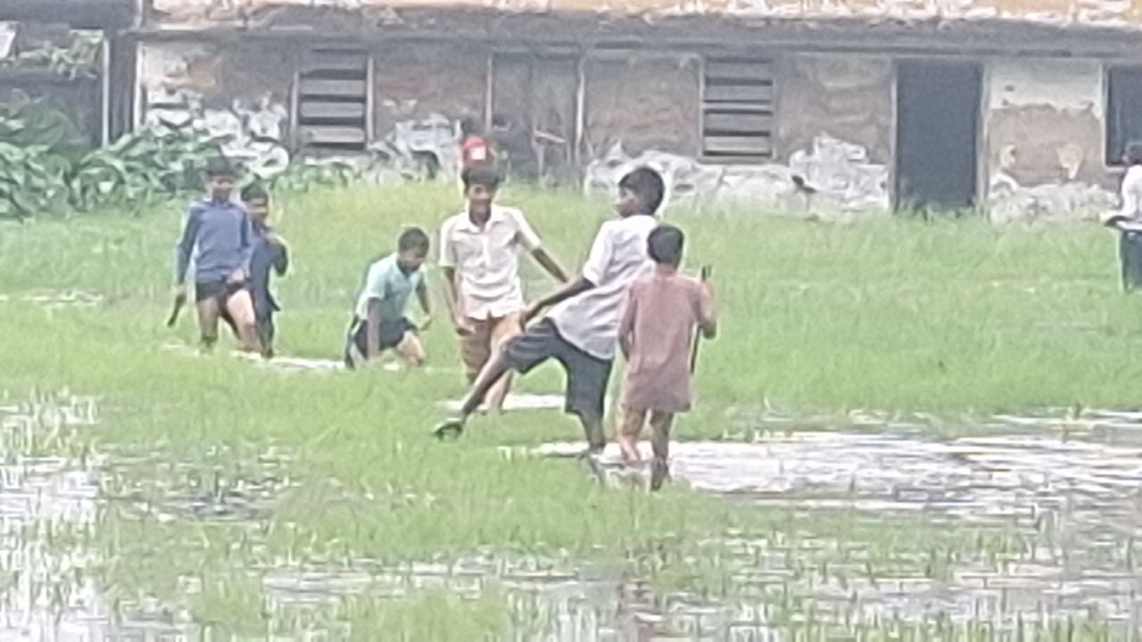 লালপুর শ্রী সুন্দরী উচ্চবিদ্যালয়ে জলাবদ্ধতা: শ্রেণিকক্ষে মাছ ধরছে শিক্ষার্থীরা
