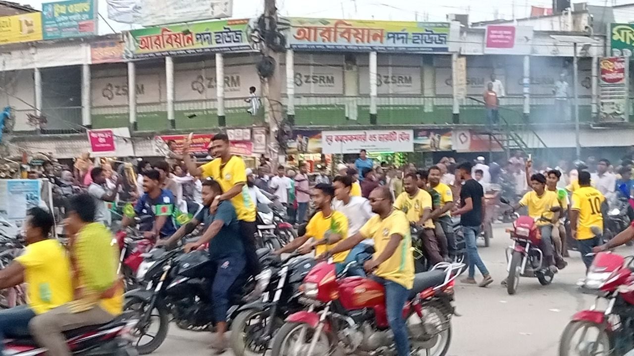 পত্নীতলায় ব্রাজিল সমর্থকদের বর্ণাঢ্য শোভাযাত্রা