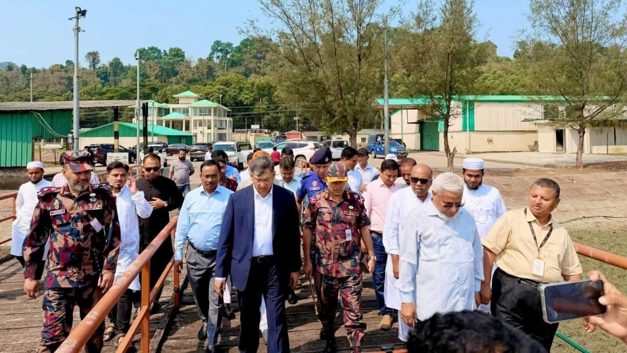 টেকনাফ স্থলবন্দর পরিদর্শন করলেন স্বরাষ্ট্র মন্ত্রী