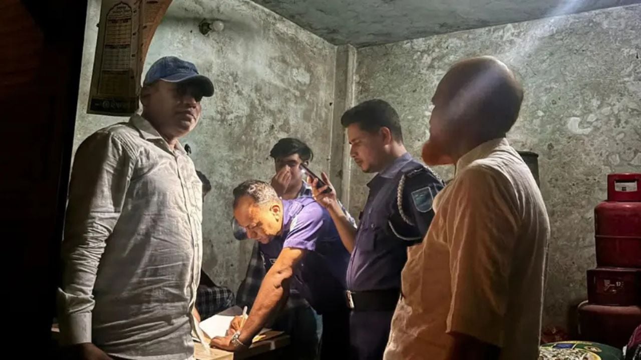 ক্রেতা সেজে ওসি আটক করলেন তেল মজুতকারীকে