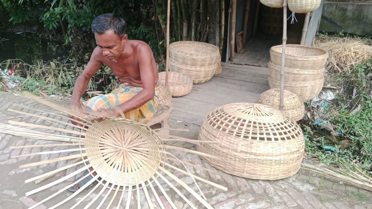 পথের বাজারে টিকে আছে ঐতিহ্যবাহী বাঁশশিল্প