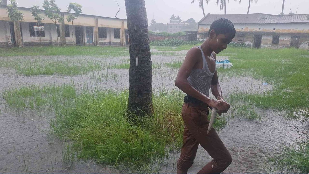 লালপুরে বিদ্যালয় প্রাঙ্গণে মাছ ধরছে শিক্ষার্থীরা