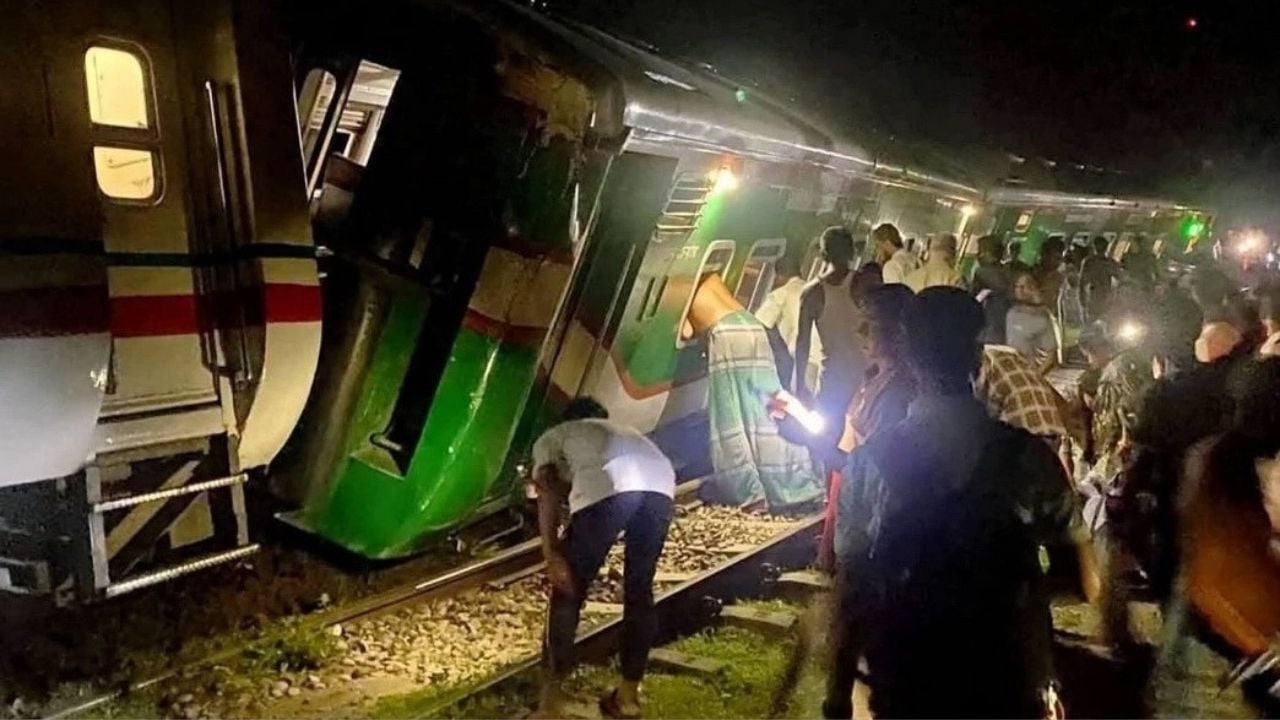 তিন কোচ রেখেই দুর্ঘটনাস্থল ছেড়ে গেছে আন্তঃনগর বিজয়