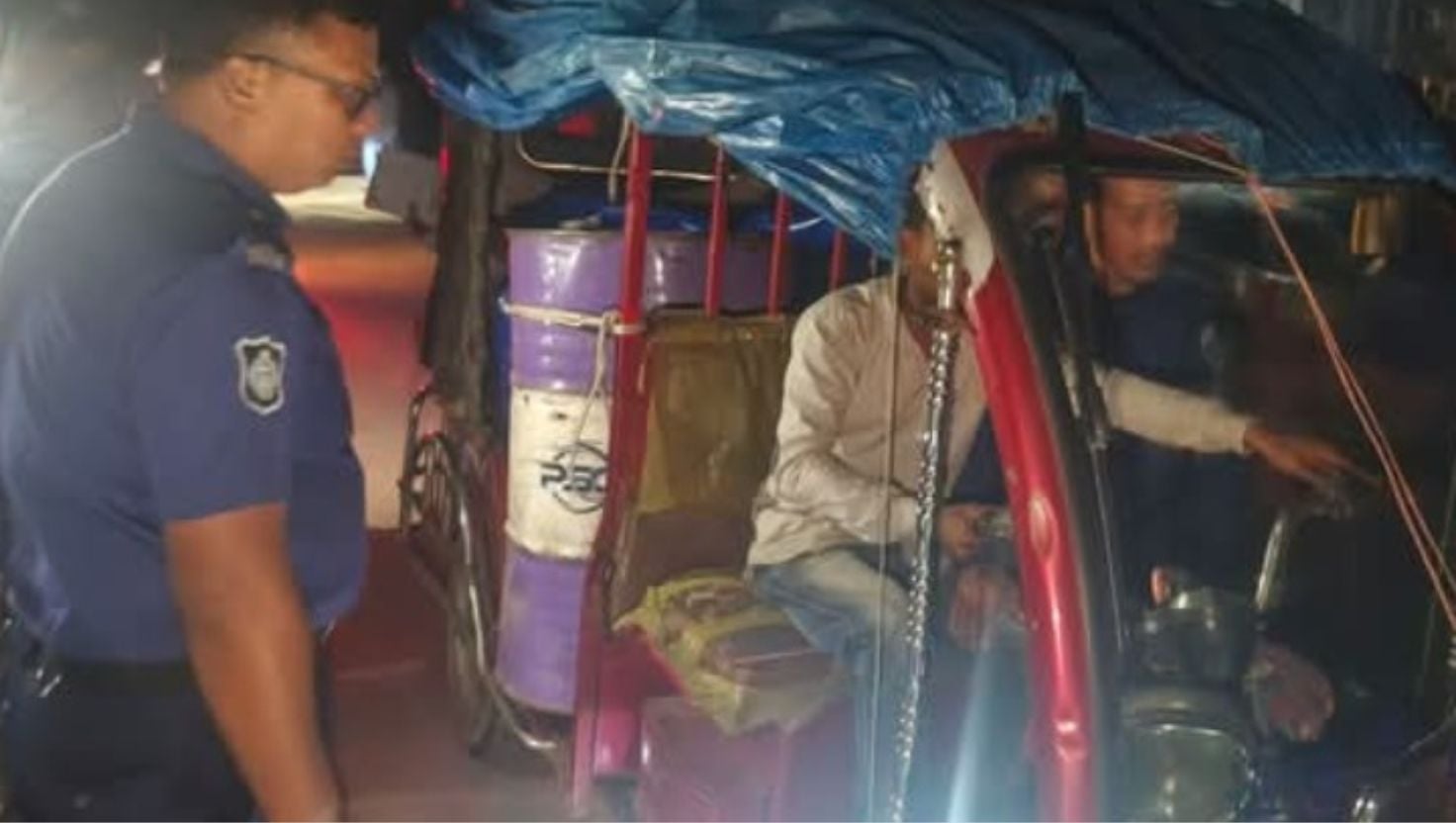 তারাগঞ্জে ৪০০ লিটার পেট্রোল পাচারকালে যুবক আটক