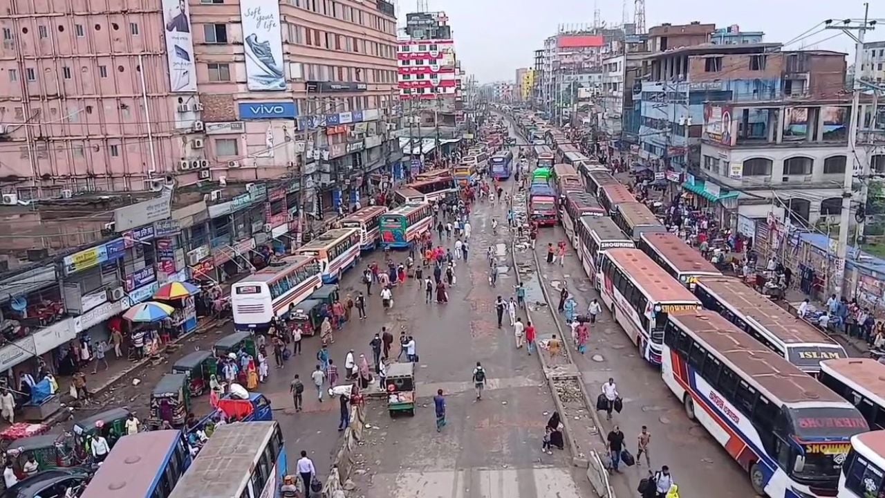 গাজীপুরে ঈদযাত্রায় শ্রমজীবীসহ ঘরমুখী মানুষের ঢল