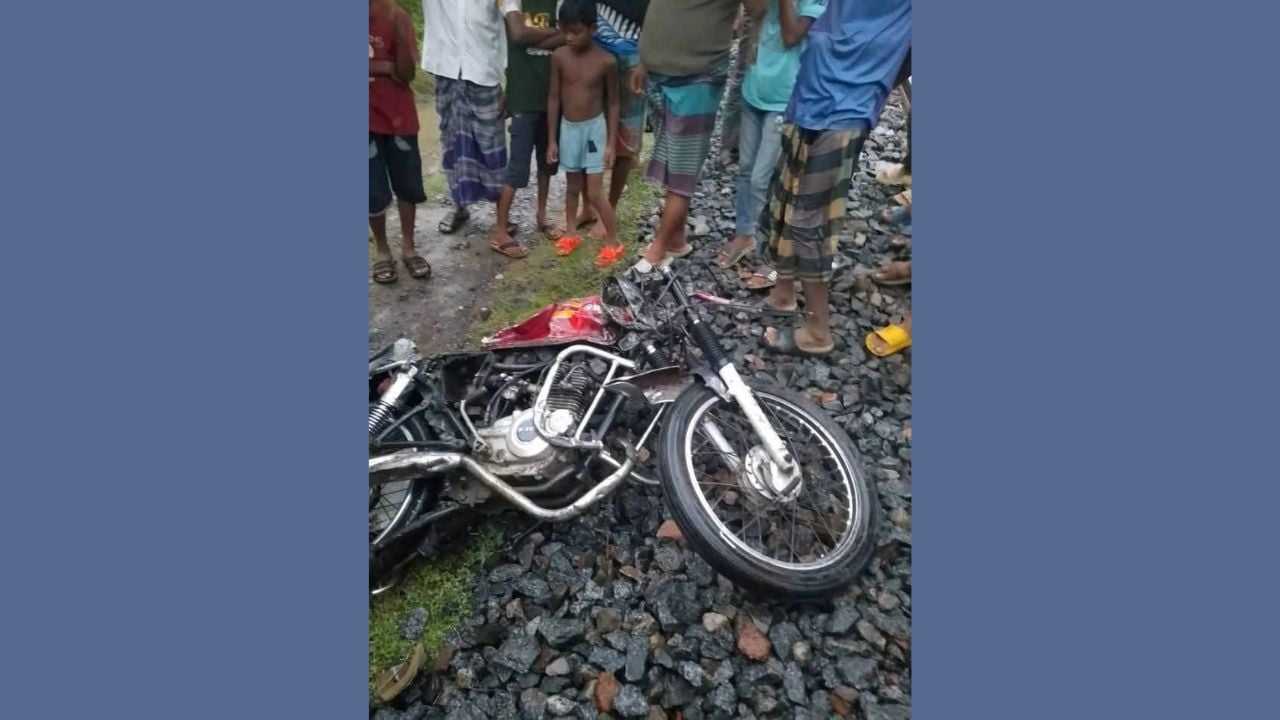 চুয়াডাঙ্গায় ট্রেনের ধাক্কায় দুই মোটরসাইকেল  আরোহী নিহত