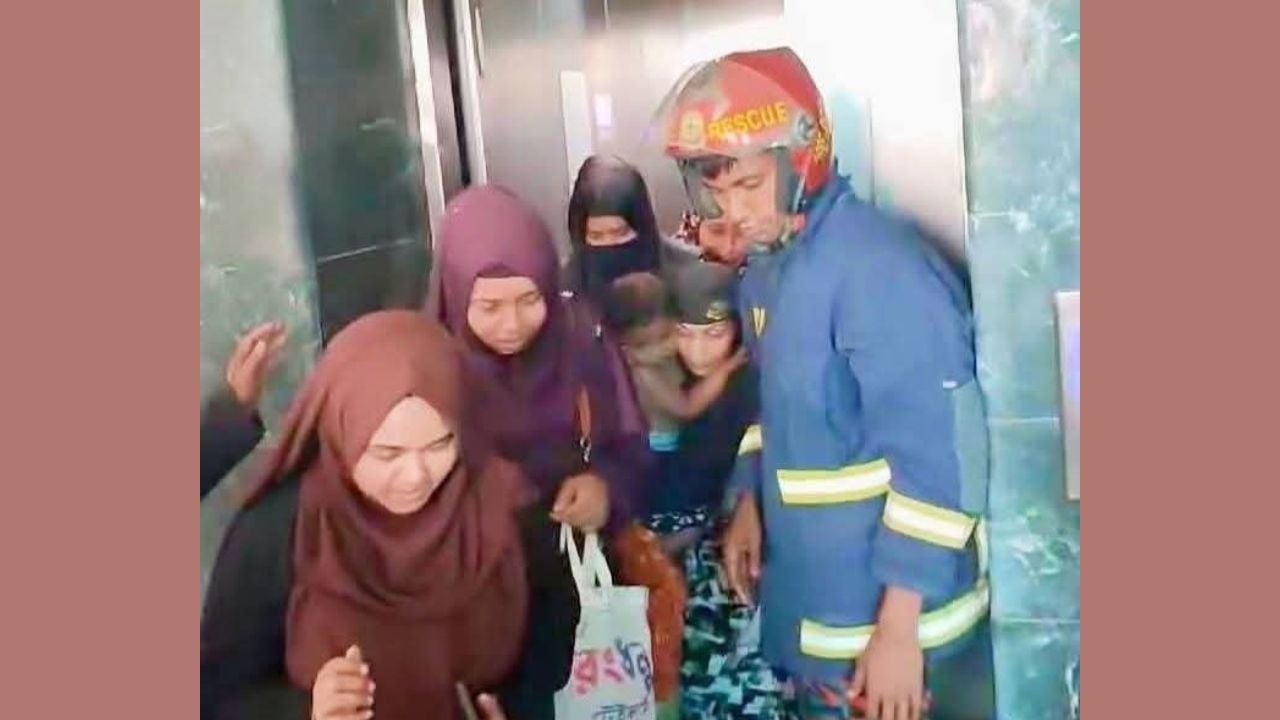 লিফটে আটকে পড়া ৭ নারীকে উদ্ধার করলেন ফায়ার সার্ভিসের কর্মীরা