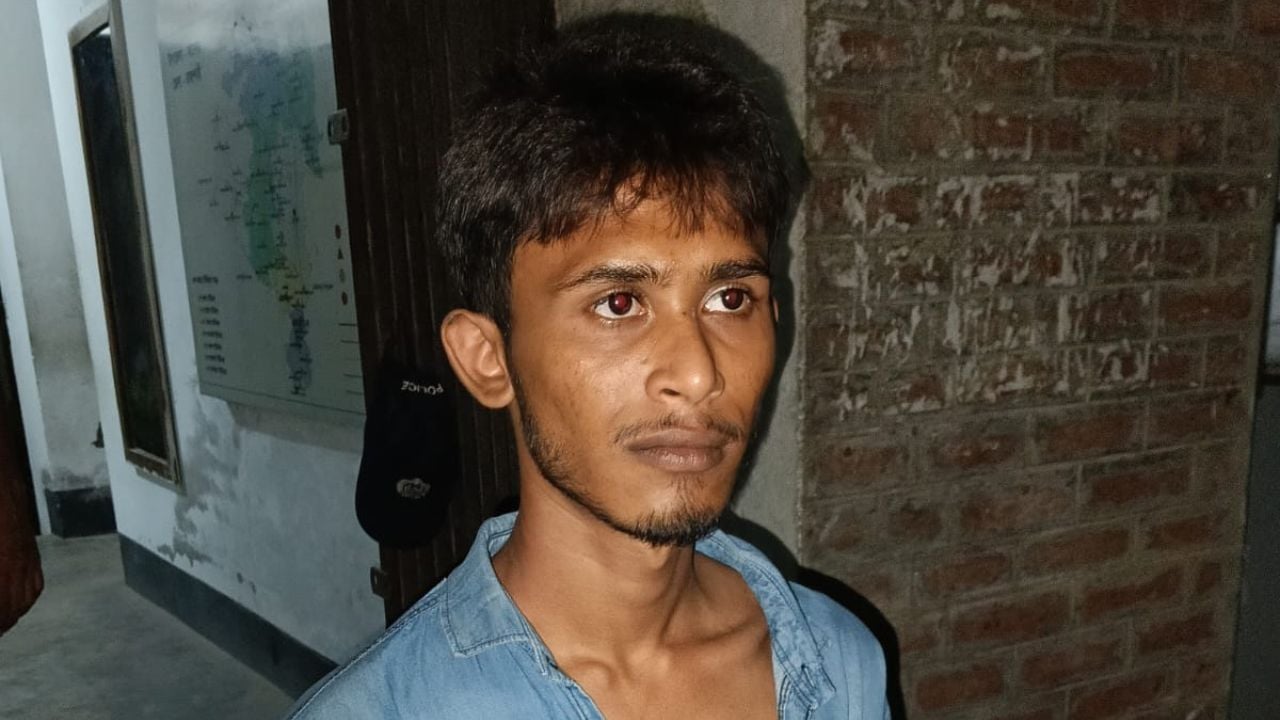 তানোরে খেলনা পিস্তল ঠেকিয়ে চাঁদা দাবির অভিযোগে যুবক গ্রেপ্তার