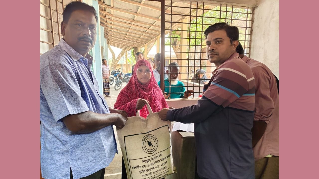 গঙ্গাচড়ায় ক্ষতিগ্রস্ত পরিবার পেল সরকারি সহায়তা