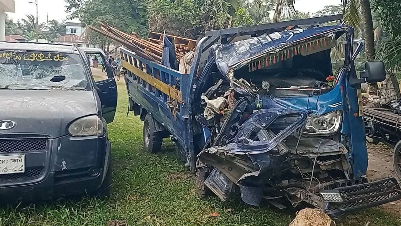 আমতলীতে পিকআপ ভ্যানের চাকা ফেটে দুর্ঘটনা, হেলপার নিহত