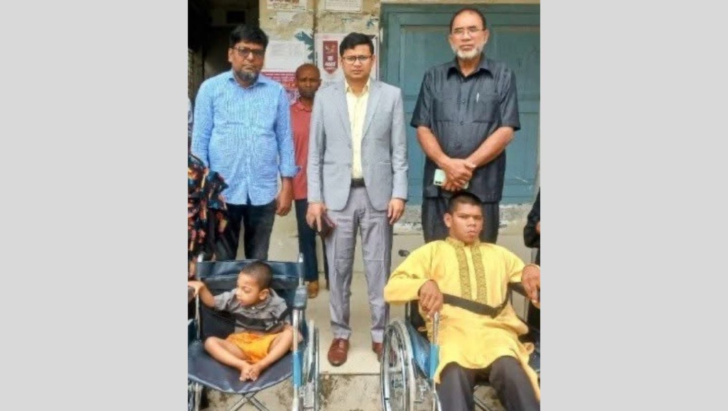 কেন্দুয়ায় দুই প্রতিবন্ধী শিশুকে হুইলচেয়ার দিল উপজেলা প্রশাসন