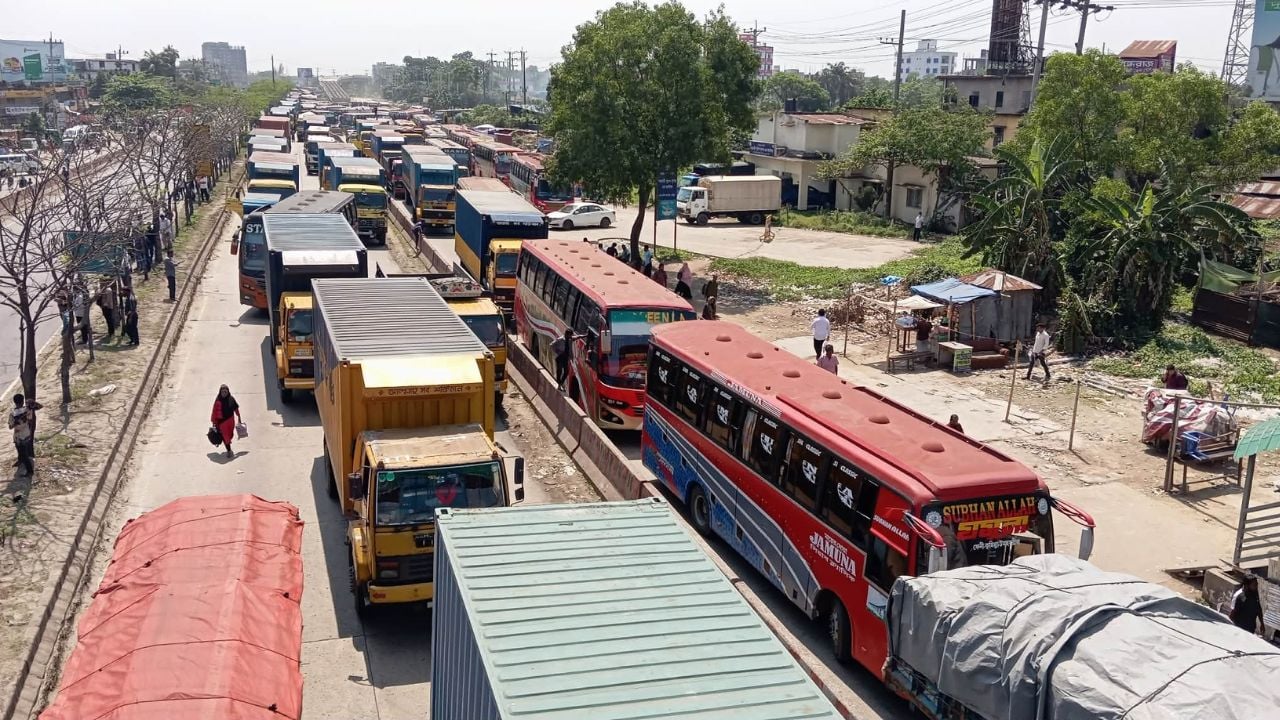 ঢাকা-চট্টগ্রাম মহাসড়ক অবরোধ করে শ্রমিক বিক্ষোভ, ১০ কিলোমিটার যানজট