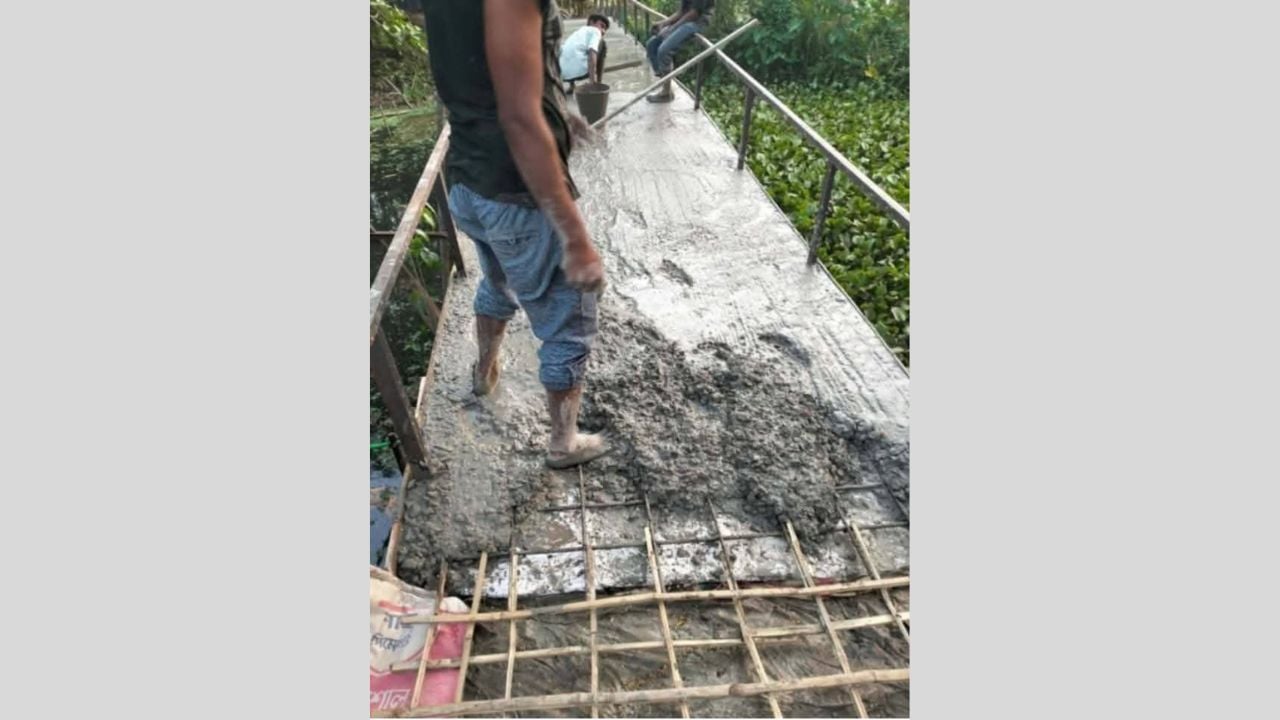 আগৈলঝাড়ায় ব্রিজের ঢালাইয়ে রডের পরিবর্তে বাঁশ