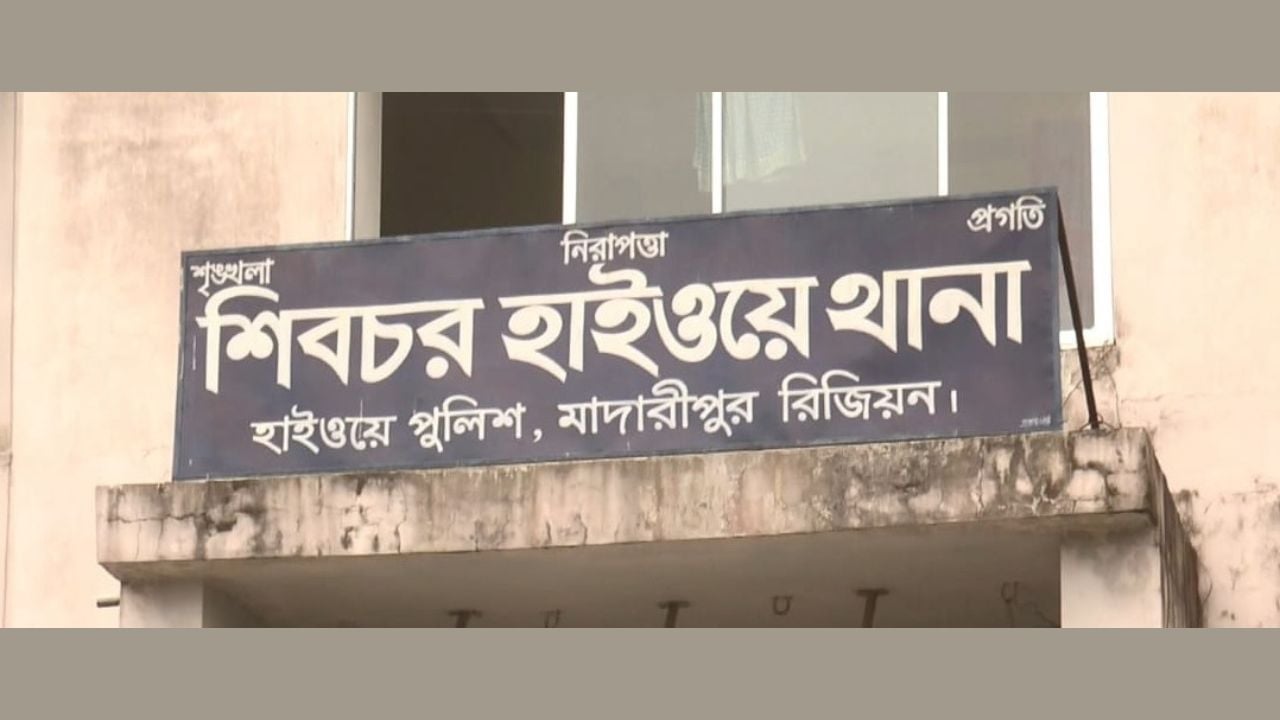 এক্সপ্রেসওয়েতে বাস থেকে ছিটকে প্রাণ গেল যাত্রীর