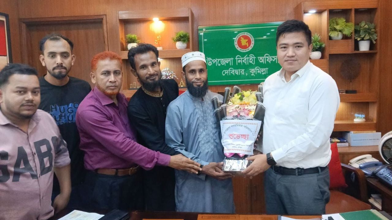 ফুলের শুভেচ্ছা নিতে হয়রান দেবিদ্বারের ইউএনও, বিঘ্নিত দাপ্তরিক কাজ