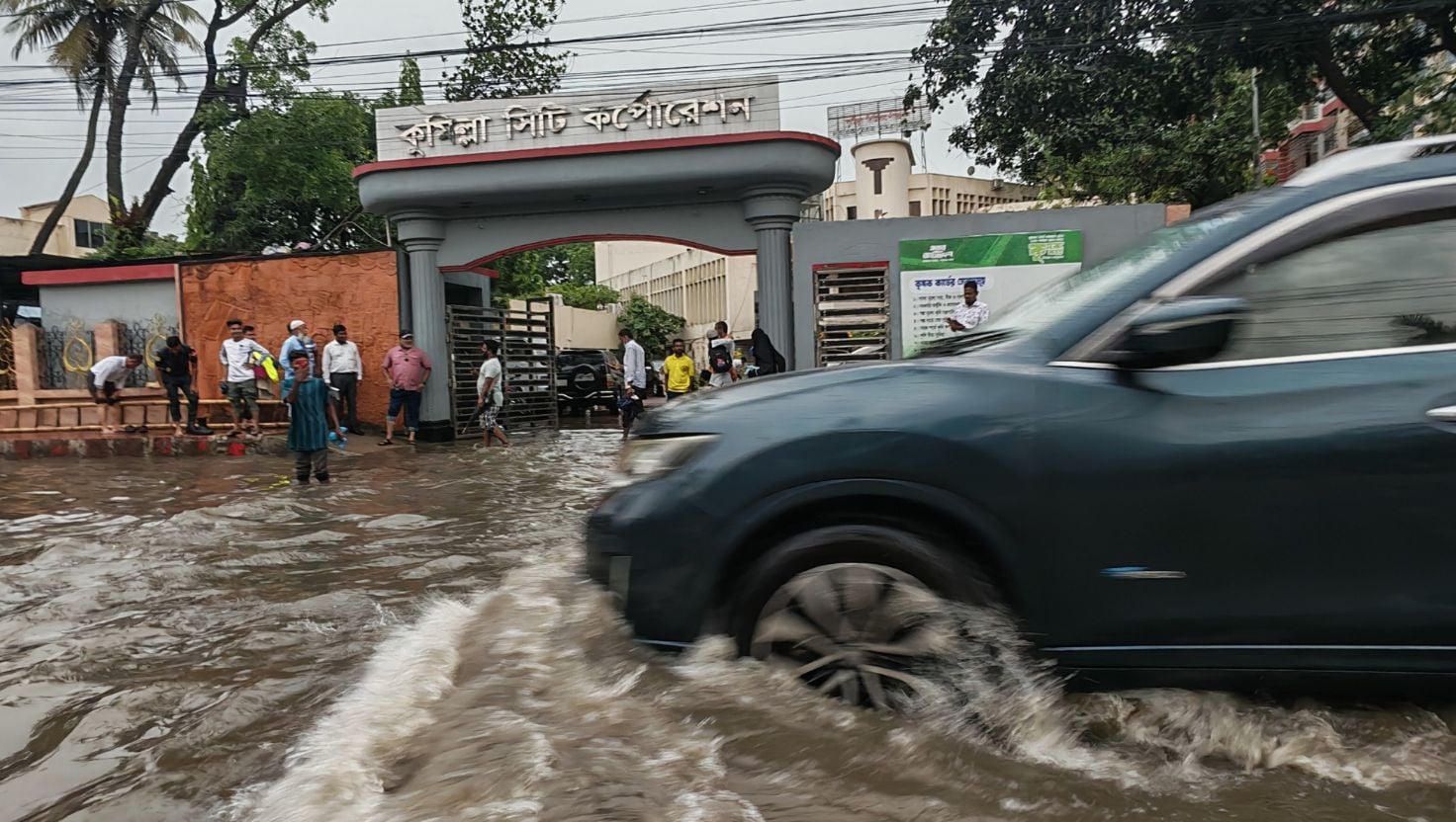 এক ঘণ্টার পানিতে ভাসছে কুমিল্লা সিটি করপোরেশন