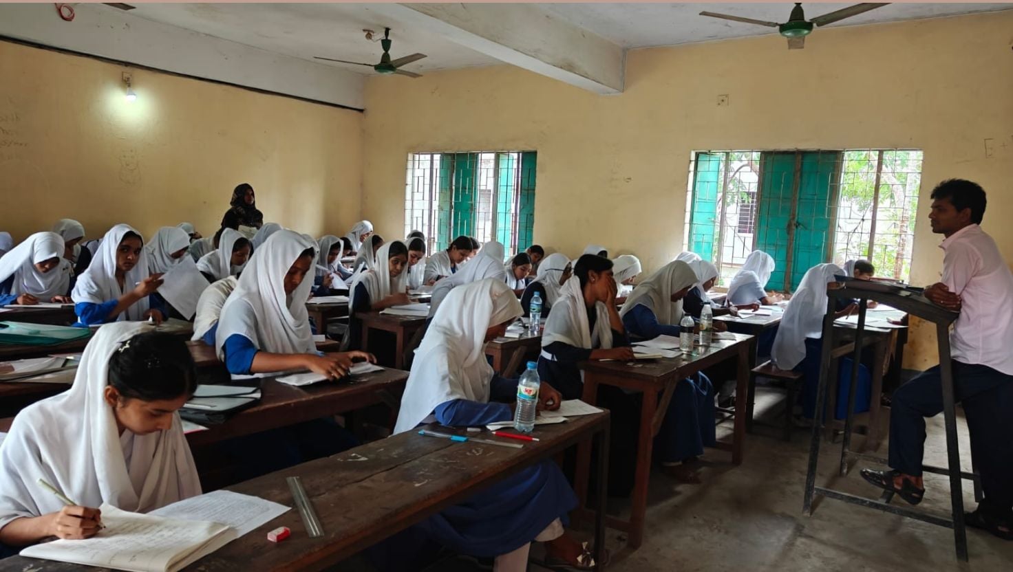 মতলব উত্তরে বিদ্যুৎ ছাড়া কেন্দ্রে পরীক্ষা দেয় শিক্ষার্থীরা