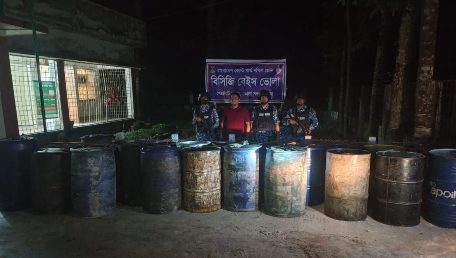 দৌলতখানে ২৩ ব্যারেল অবৈধ জ্বালানি ও ভোজ্যতেল জব্দ