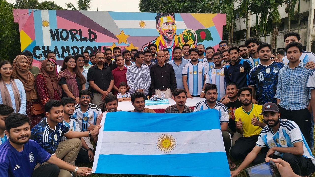 শেকৃবির দেয়ালে বিশ্বকাপ হাতে মেসি