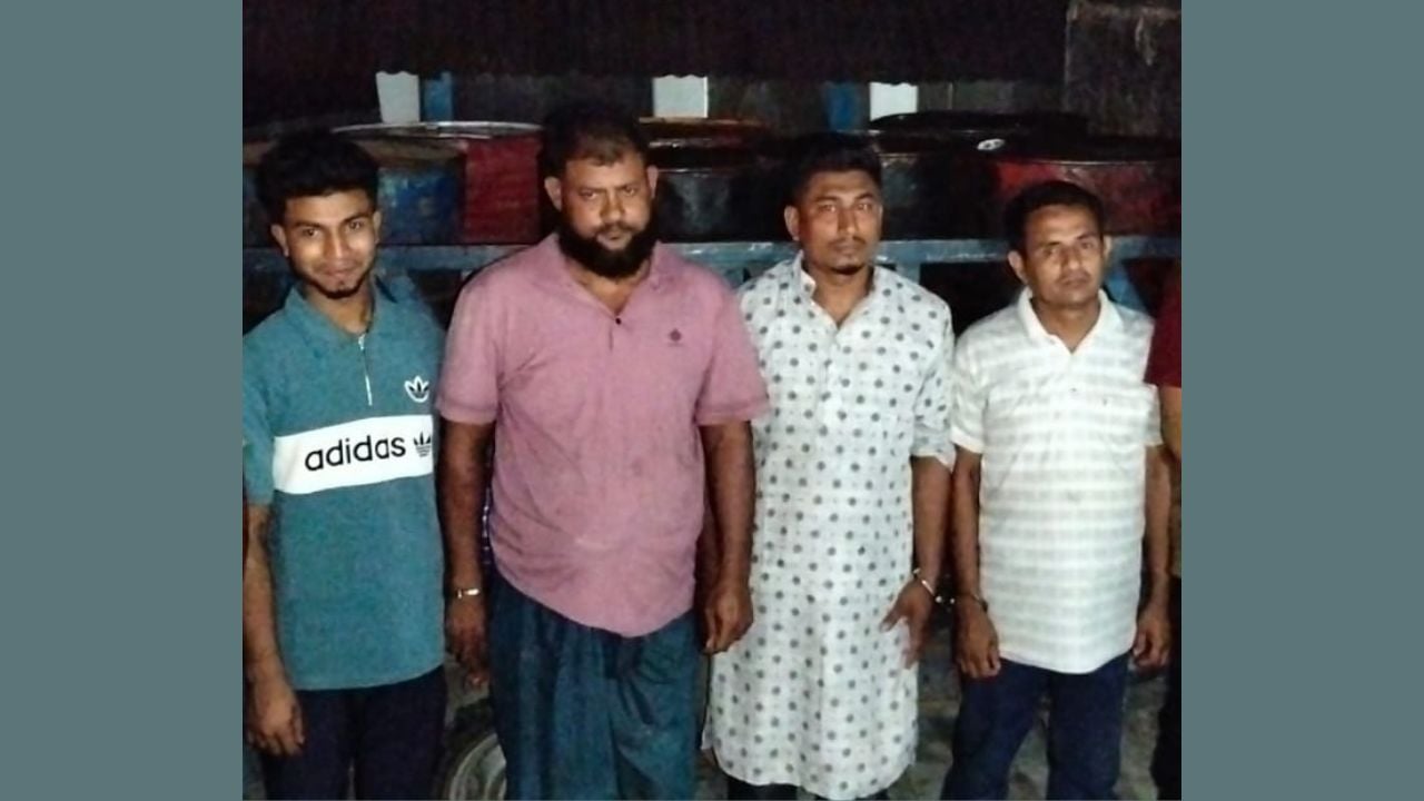 নোয়াখালীতে ১৪০০ লিটার ডিজেলসহ গ্রেপ্তার ৪