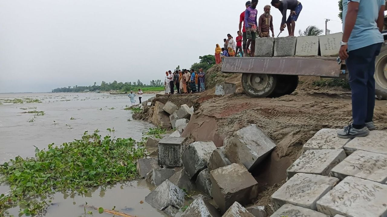 সাঘাটায় যমুনা নদীর তীররক্ষা বাঁধে ধস, ২৫০ পরিবারে ভাঙন আতঙ্ক