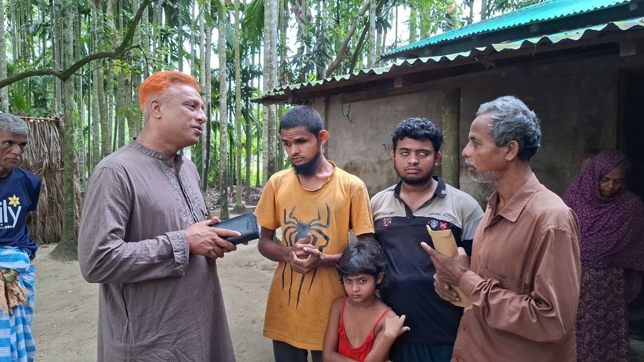 দৃষ্টিপ্রতিবন্ধী পরিবারের পাশে দাঁড়ালেন এমপি ও উপজেলা বিএনপি