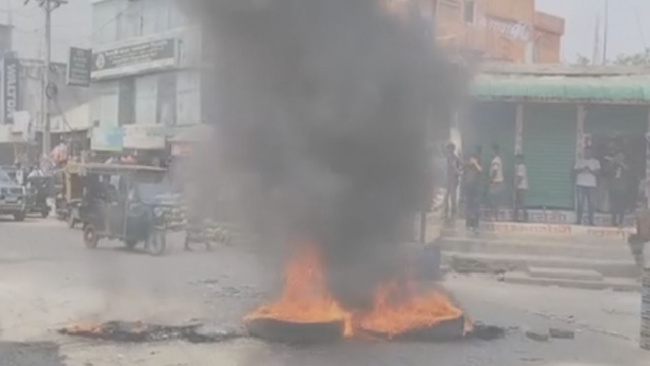 নরসিংদীতে ছাত্রদলের কমিটি গঠন নিয়ে বিক্ষোভ, সড়কে আগুন