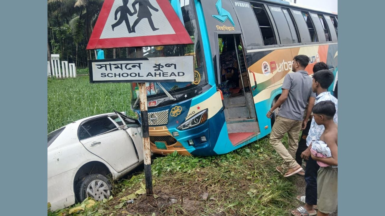পটিয়ায় বাস-প্রাইভেটকার মুখোমুখি সংঘর্ষ, আহত ৫