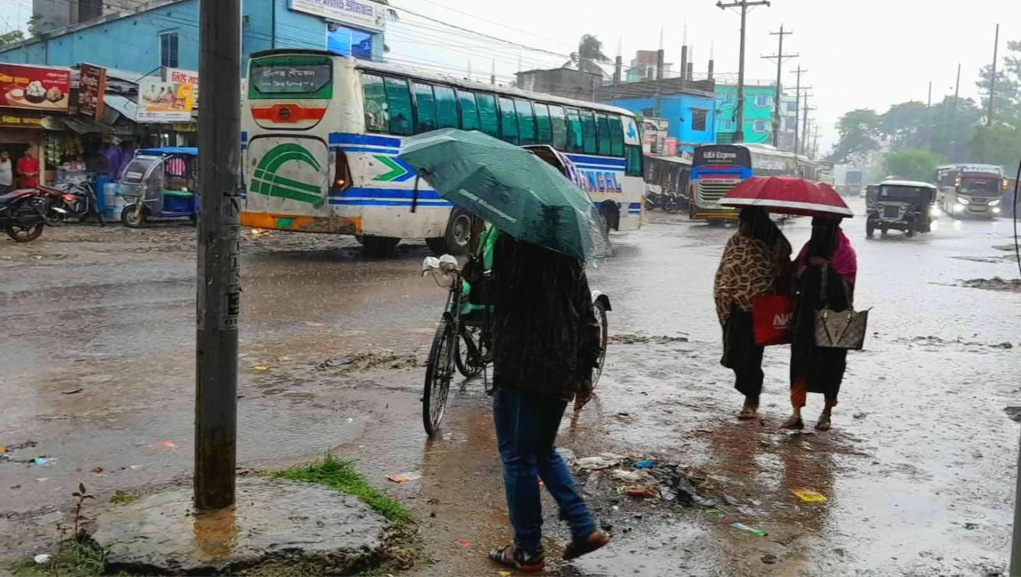 শ্রীমঙ্গলে ২৪ ঘণ্টায় ৪২ মিমি বৃষ্টি, তবুও থেমে নেই জনজীবন