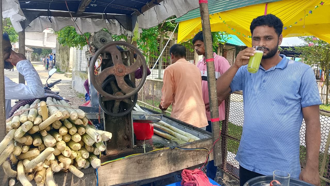 তীব্র গরমে আখের রসে স্বস্তি খুঁজছে মানুষ