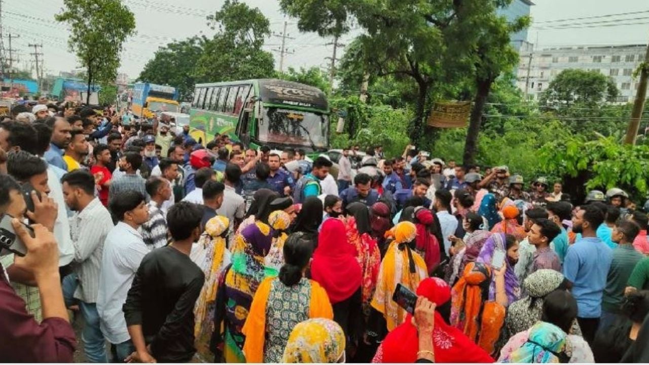 সোনারগাঁয়ে বেতন-বোনাসের দাবিতে গার্মেন্টস শ্রমিকদের সড়ক অবরোধ