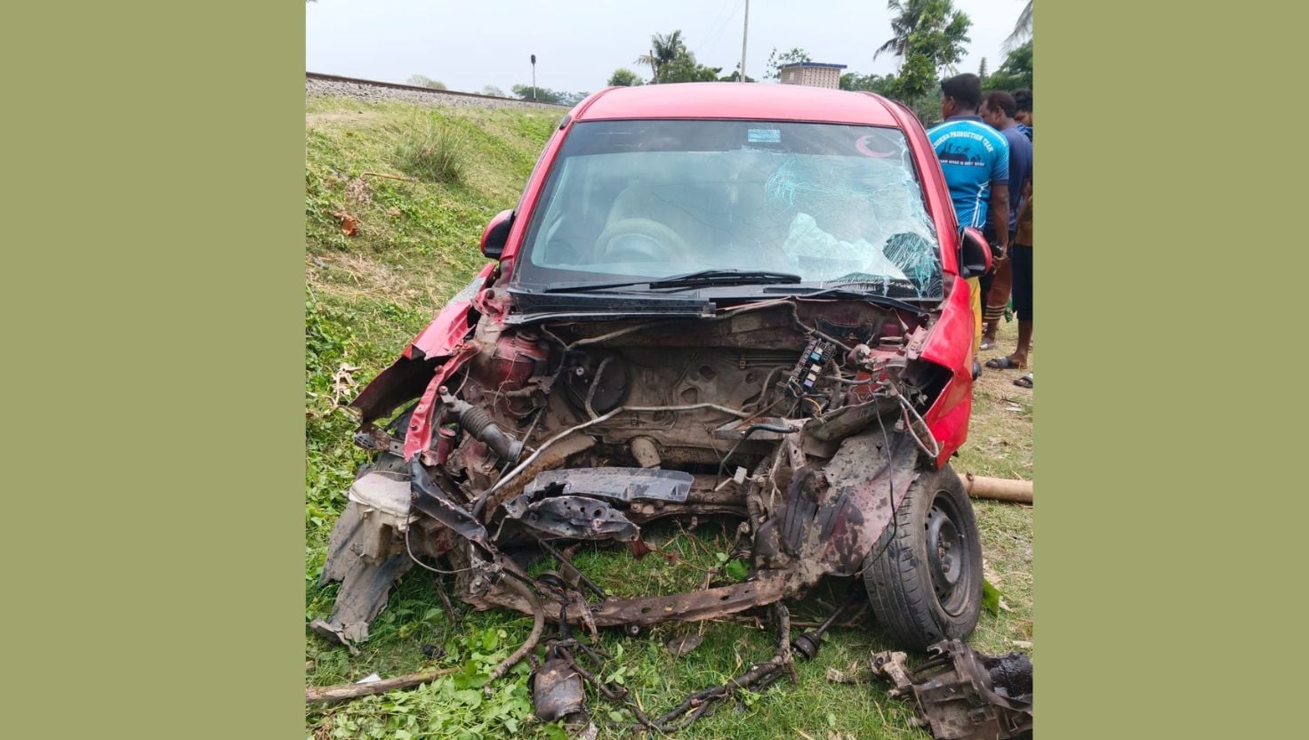 রামপালে রেলক্রসিংয়ে ট্রেন-প্রাইভেট কার সংঘর্ষ, আহত ৩