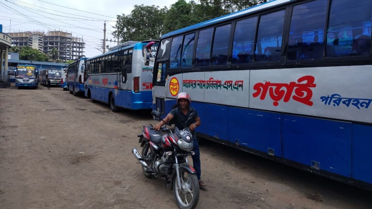 কুষ্টিয়ায় অনির্দিষ্টকালের জন্য বাস চলাচল বন্ধ