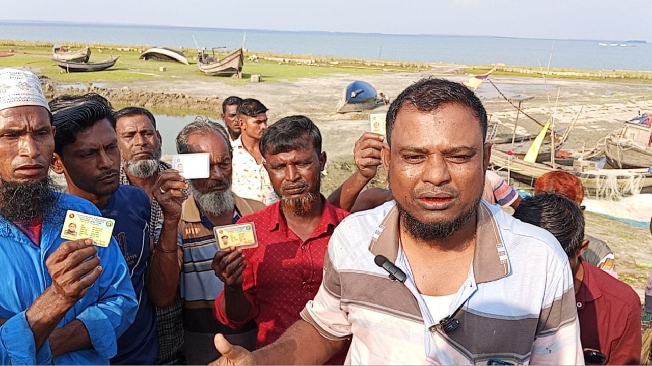 লালমোহনে ভিজিএফ চাল না পেয়ে মৎস্যজীবীদের  বিক্ষোভ