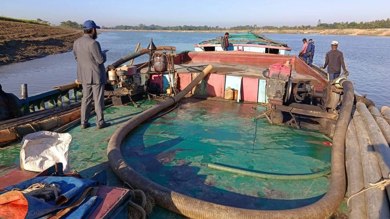 চেয়ারম্যানের জিম্মা থেকে আদলতের জব্দকৃত নৌকা উধাও