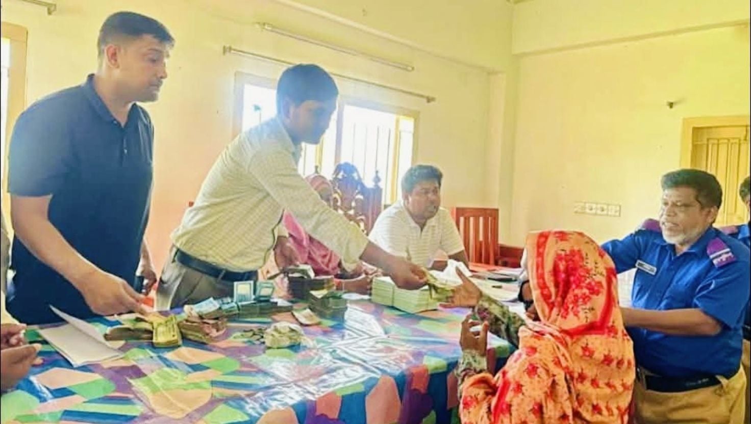 ২৪৭ নারীকে দ্বিগুণ অর্থ ফেরত দিলেন ইউপি চেয়ারম্যান