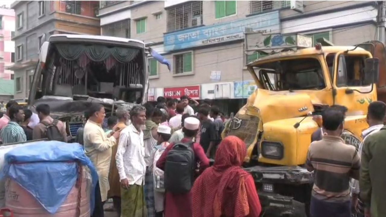 টাঙ্গাইলে বাস-ট্রাকের মুখোমুখি সংঘর্ষে চালক-হেলপার নিহত