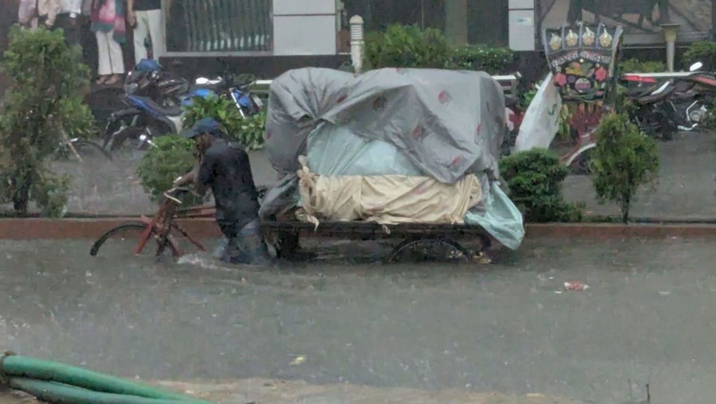 ফের চট্টগ্রামে হাঁটুসমান পানি