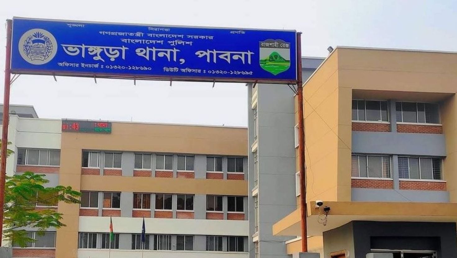 স্বামীর মোটরসাইকেল থেকে ছিটকে পড়ে স্ত্রী নিহত