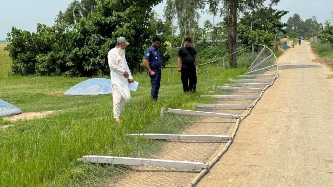 তাড়াশে বালিকা বিদ্যালয়ের সীমানা বেড়া ভাঙচুর, নিরাপত্তা নিয়ে উদ্বেগ