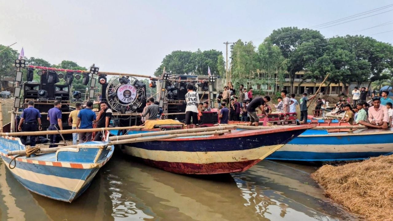 গুরুদাসপুরের চলনবিলে সাউন্ডসিস্টেমসহ চার নৌকা আটক