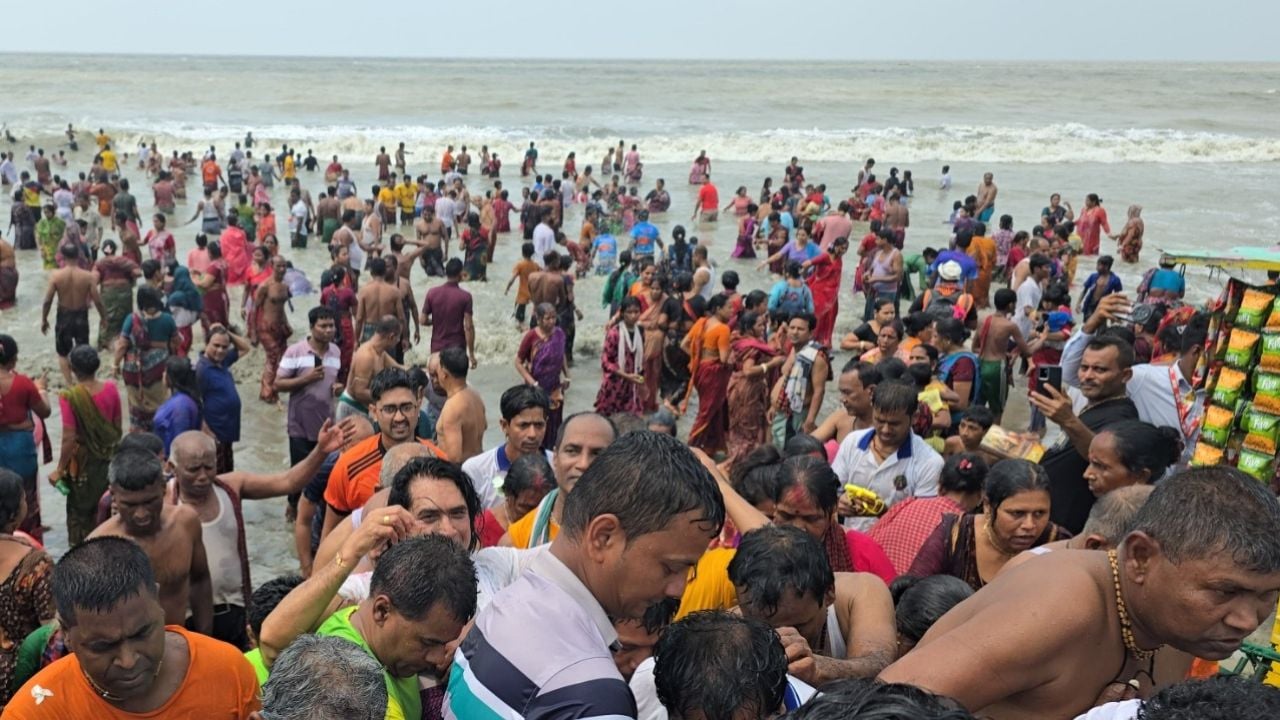 কুয়াকাটায় সনাতন ধর্মাবলম্বীদের সমুদ্রস্নান