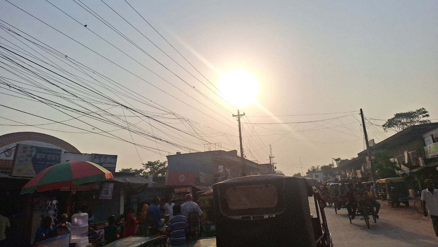 লালপুরে তাপমাত্রা ৩৮.২ ডিগ্রি: ভ্যাপসা গরমে হাঁসফাঁস জনজীবন