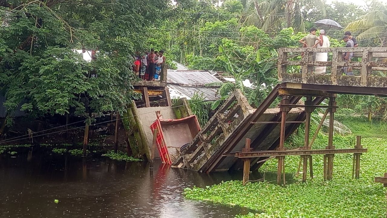 লালমোহনে ব্রিজ ভেঙে ট্রাক খালে, চালক নিহত