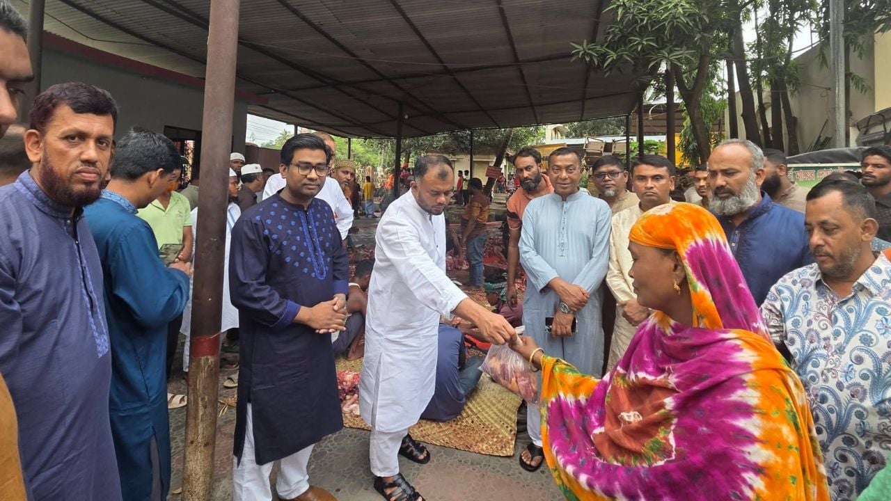 পরিচ্ছন্নতা কর্মীদের মধ্যে কুসিক প্রশাসকের মাংস বিতরণ