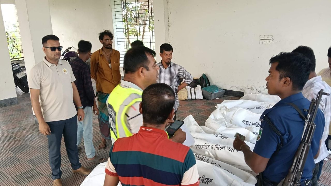 কুমিল্লায় নিহত ৭ জনের লাশ বাড়িতে পৌঁচ্ছে দিচ্ছে জামায়াত