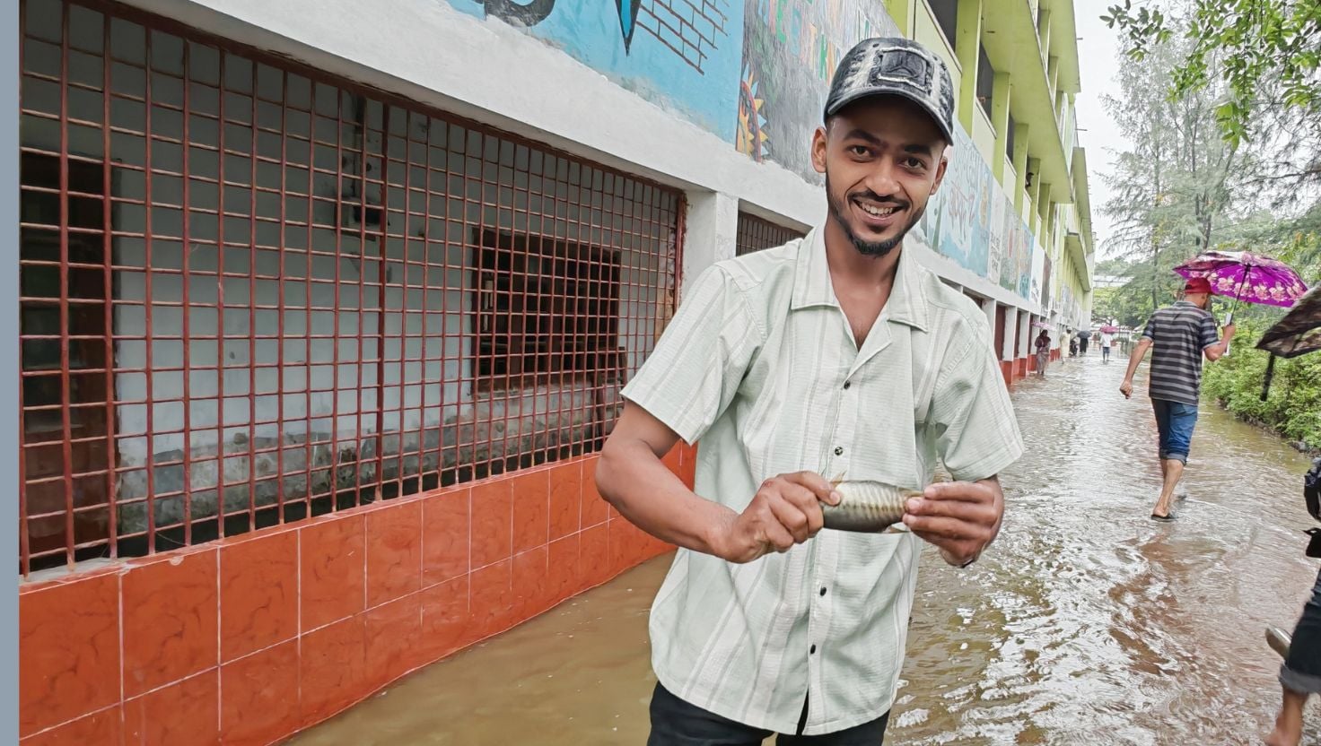 কুমিল্লা ভিক্টোরিয়া কলেজে শিক্ষার পরিবর্তে চলছে মাছ ধরার উৎসব