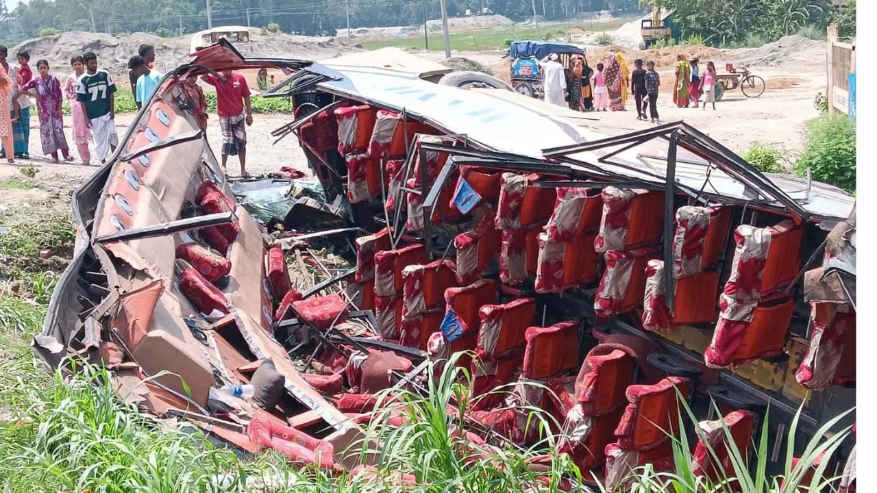 ঢাকা-টাঙ্গাইল মহাসড়কে বাস উল্টে খাদে, গুরুতর আহত ১৭