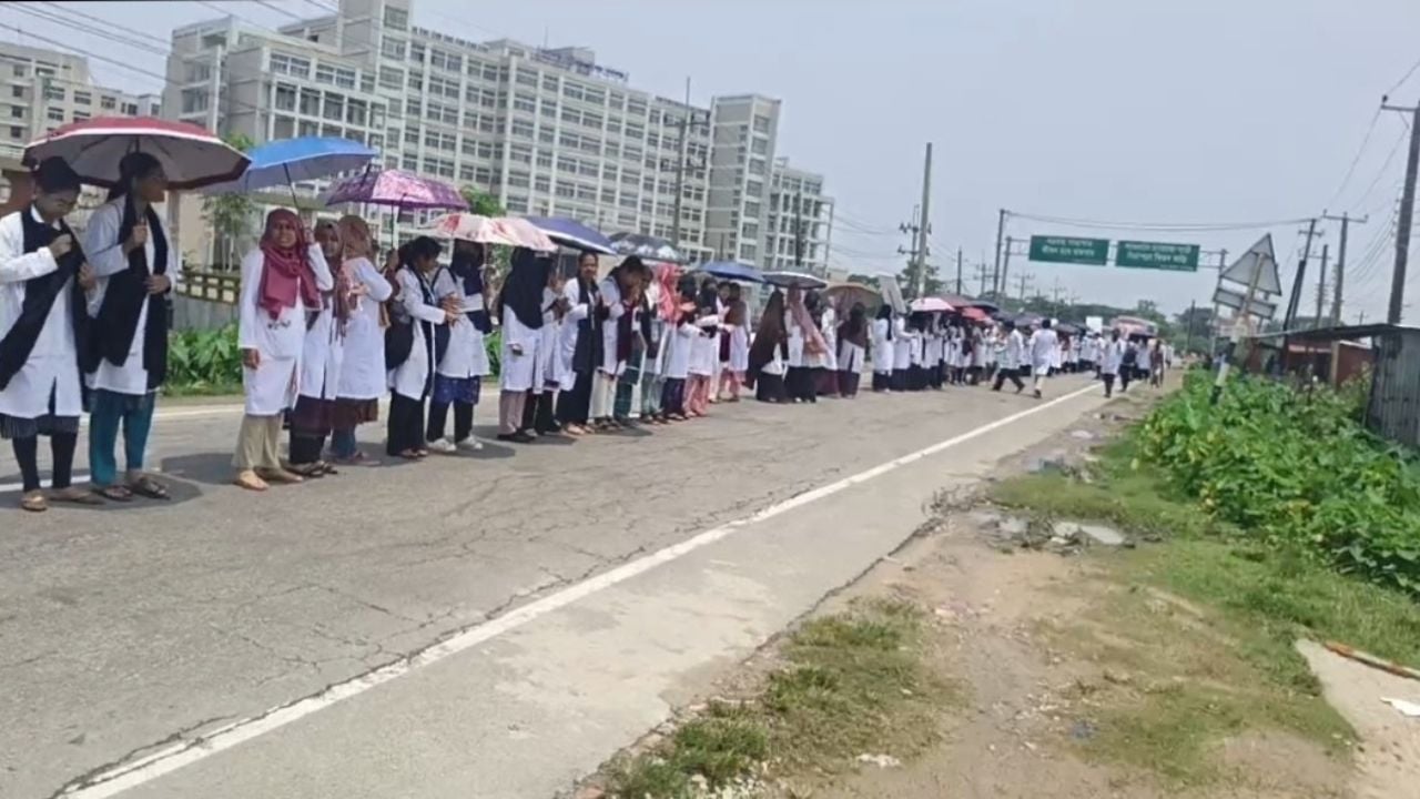 সুনামগঞ্জে মেডিকেল কলেজে হাসপাতাল চালুর দাবিতে মহাসড়ক অবরোধ